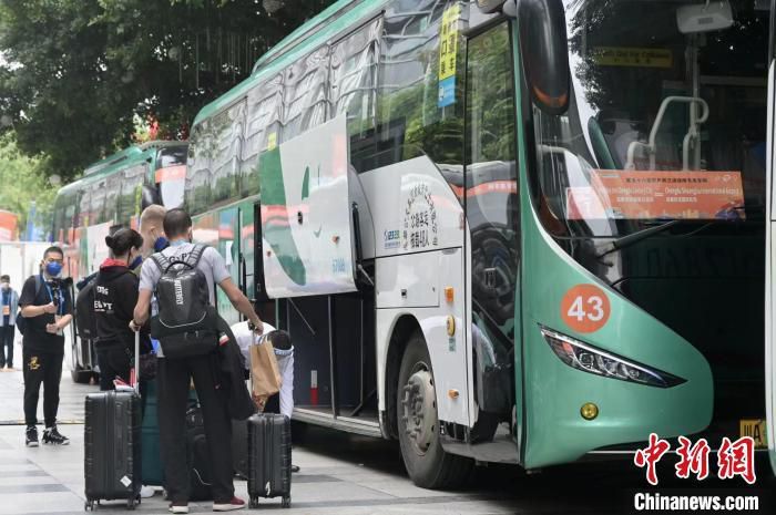 故事产生在十八世纪早期，贪心的普鲁士国王鲁道夫建造了虎魄屋，以后，二战爆发了，纳粹获得了虎魄屋，一晃眼又是数年曩昔，人们最后一次见到虎魄屋的踪影其实1945年在柯尼斯堡博物馆当中。这些年来，无数的探险家们试图寻觅掉踪的虎魄屋的着落，但均以掉败了结，在传说中，虎魄屋除可以或许带来无尽的财富外，还埋没着庞大而又神秘的气力。                                  　　艾克（凯•魏辛格 Kai Wiesinger